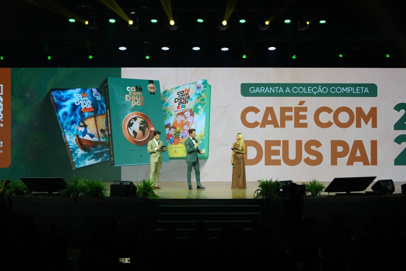 Palco do lançamento do livro Café com Deus Pai