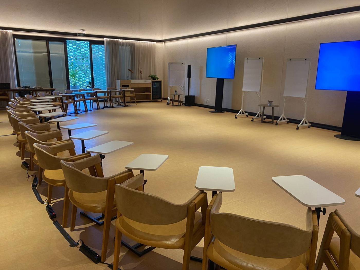 Sala preparada para um workshop de liderança