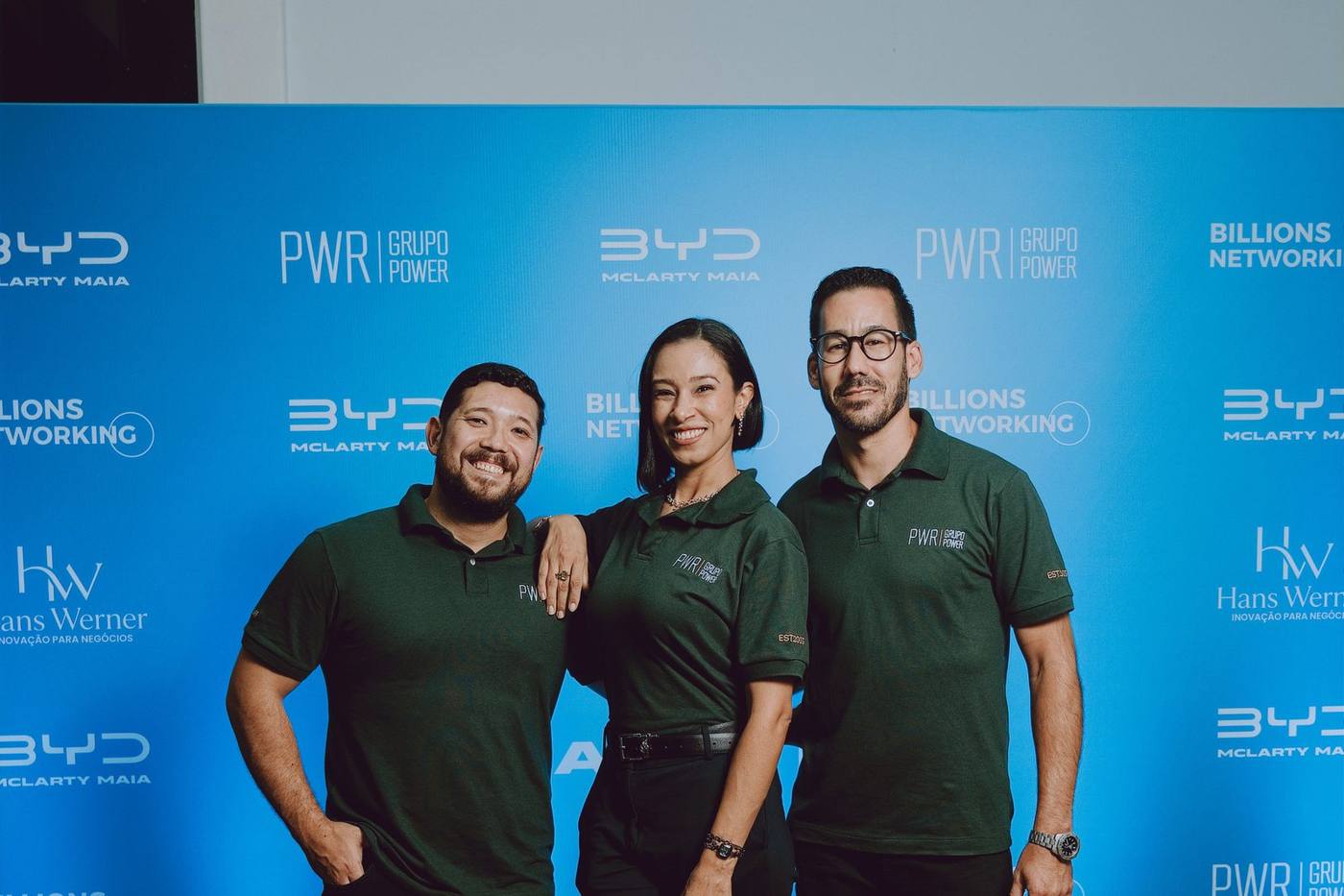 Time do Grupo Power com a camiseta verde da Power no lançamento da BYD