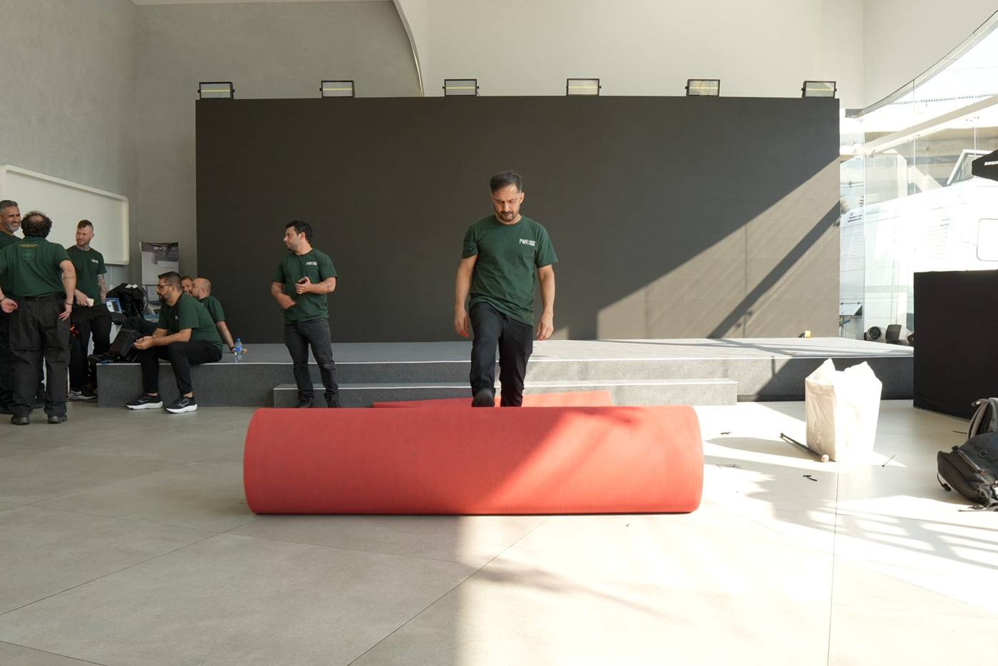 Time do Grupo Power montando o espaço antes de um lançamento