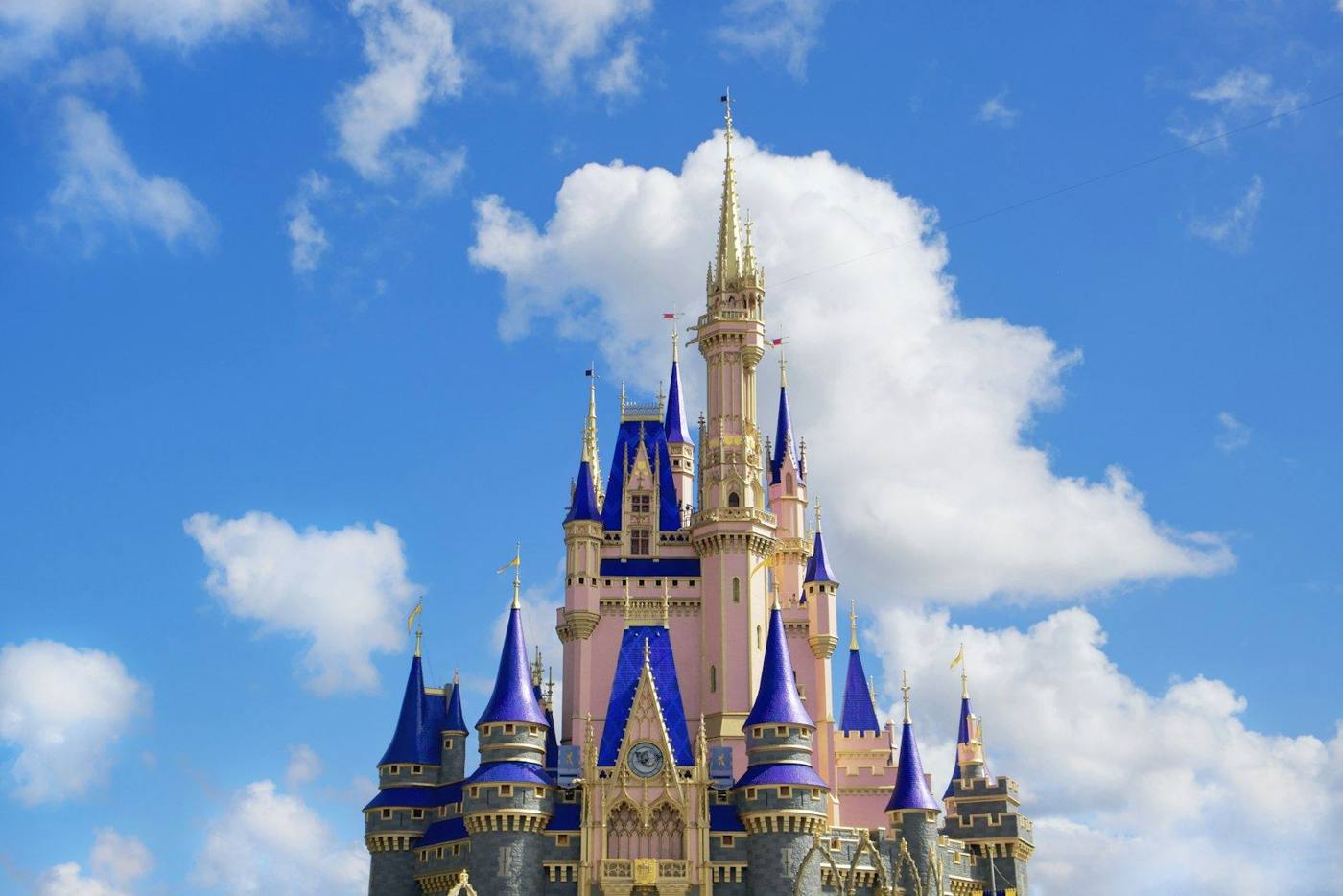 Castelo em Orlando sob céu azul